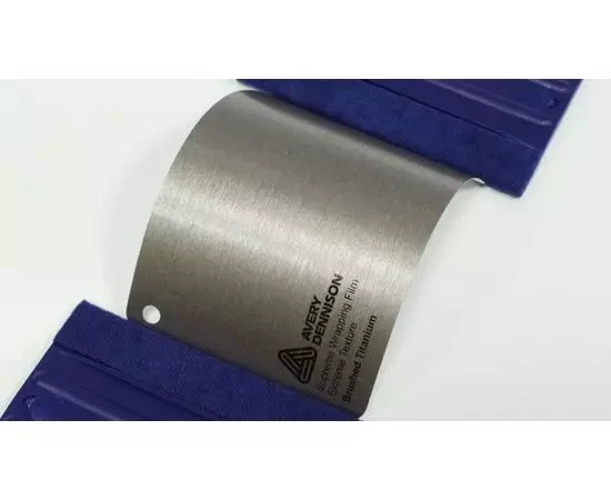 Виниловая пленка цвета шлифованный титан AVERY SUPREME BRUSHED TITANIUM