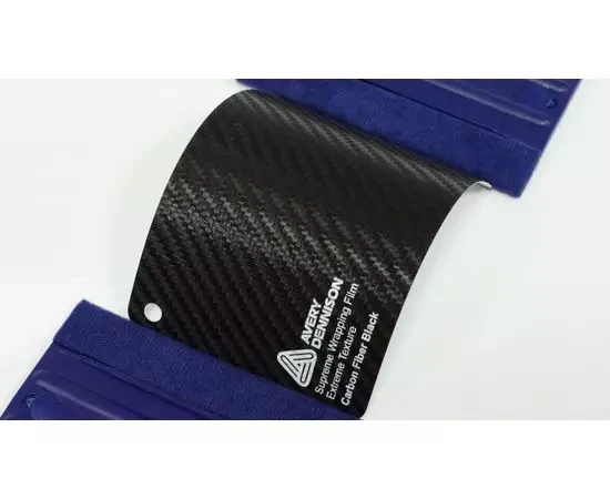Виниловая пленка цвета черный карбон AVERY SUPREME CARBON FIBER BLACK